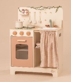 Cuisine en bois rustique avec guirlande de feuilles