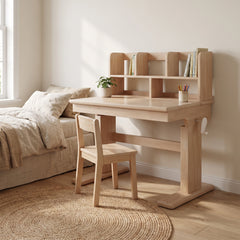 Bureau enfant en bois dans une chambre